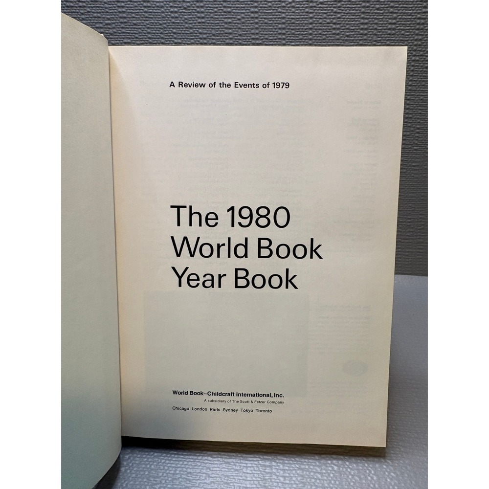 The 1980 World Book Year Book Review of Events of 1979 Vintage Hardcover Cream - Picture 3 of 4